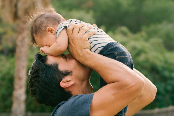 Muži majú prvýkrát v histórii menej detí než ženy