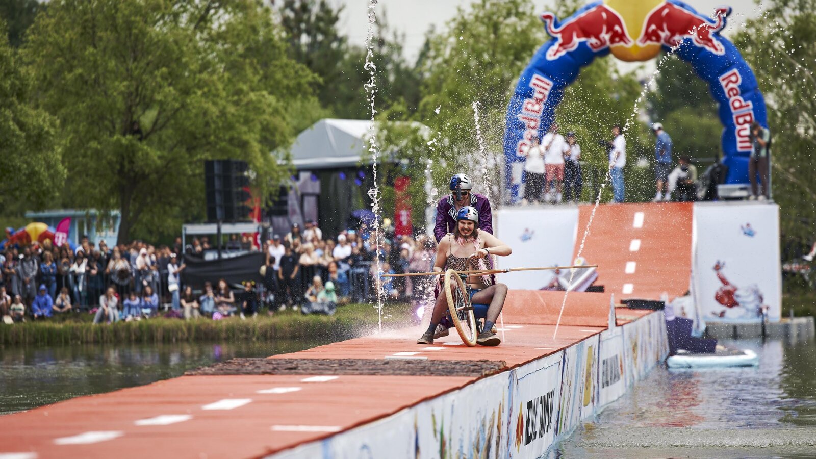 Košice zažili historickú premiéru. Red Bull Tandem Splash ovládli martinskí hasiči