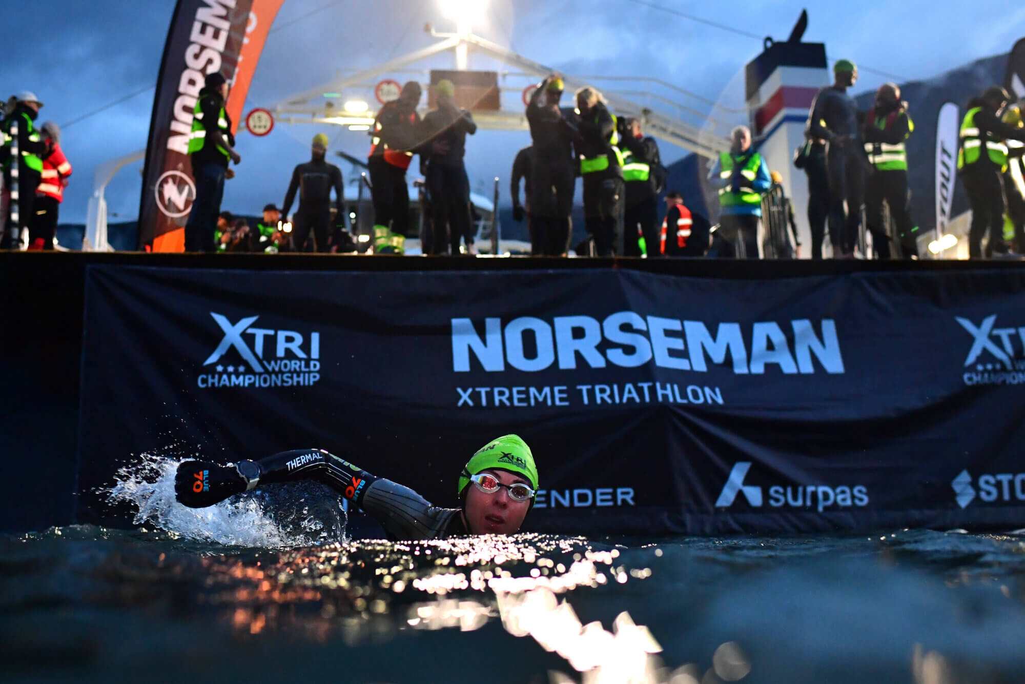 Plávanie v ľadovej vode Eidfjordu. Foto: NXTRI/Alexander Koerner