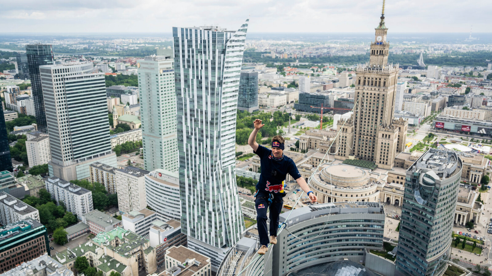 Jaan Roose bude tento týždeň v Bratislave 12 hodín kráčať po slackline medzi UFO a Bratislavským hradom. Vytvorí rekord?