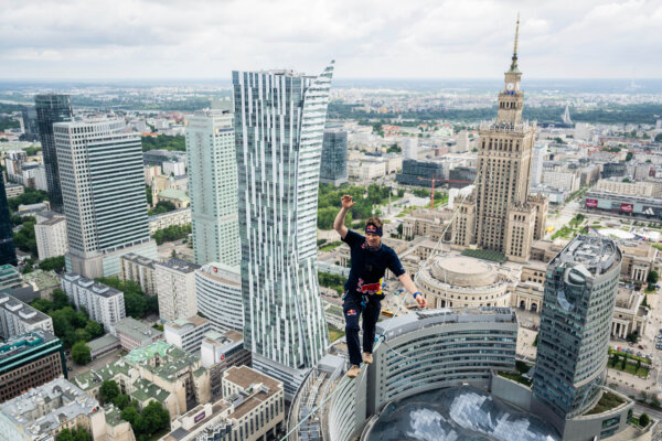 Jaan Roose bude tento týždeň v Bratislave 12 hodín kráčať po slackline medzi UFO a Bratislavským hradom. Vytvorí rekord?