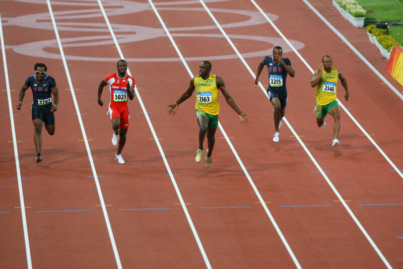 Usain Bolt oslavuje víťazstvo v behu na 100 m na OH v Pekingu, 2008