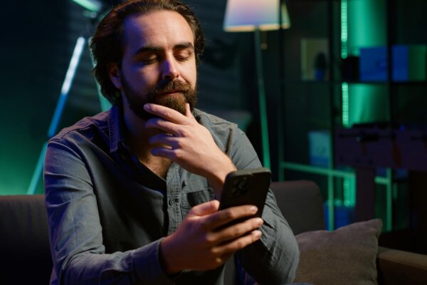Išli ste si pozrieť správu a zrazu prešla hodina? Takto nás sociálne siete udržiavajú pri obrazovkách