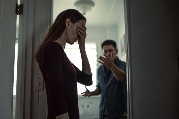 Násilie neostáva za zatvorenými dverami. Prvý návod pre firmy ukazuje, ako môže pomôcť zamestnávateľ